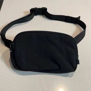 NWOT Lululemon mini belt bag black